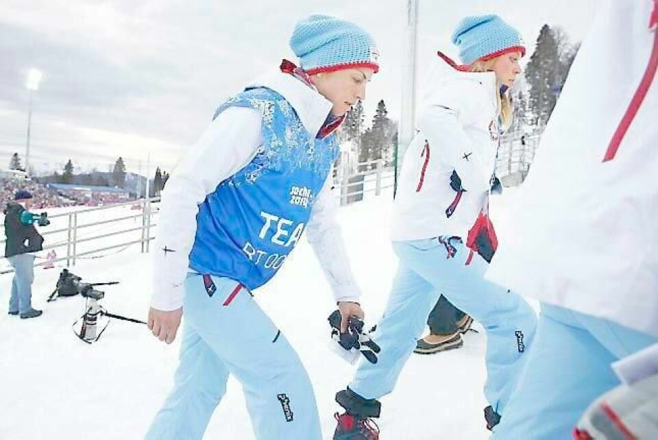 Astrid Uhrenholdt Jacobsen (t.v.) og skiskytter Elise Ringen på tur rundt skistadion. FOTO: HEIKO JUNGE/NTB SCANPIX