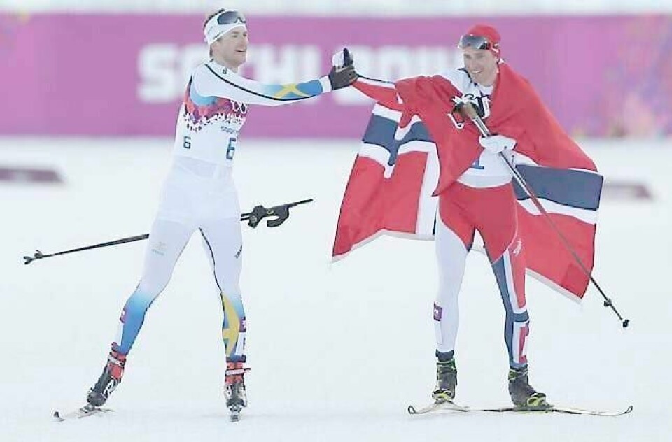 Svenskens sølvvinner Teodor Peterson (t.v.) gratulerer Ola Vigen Hattestad med seieren. FOTO: NTB SCANPIX