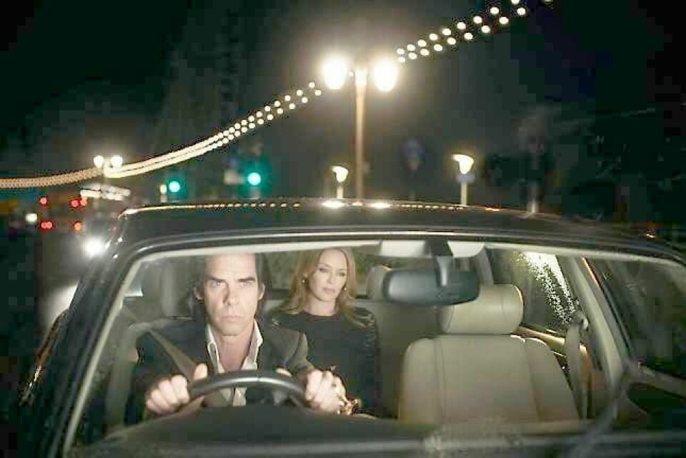 Fra «20.000 dager på jorda». Nick Cave er sjåfør, og har Kylie Minogue i baksetet. FOTO: CLOË THOMPSON