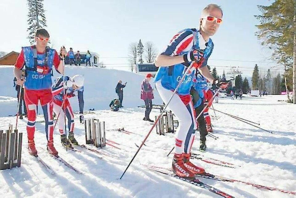 Smøresjef Knut Nystad har lagt seg langflat etter smørebom på smørebom. Her tester han skiene etter herrestafetten. FOTO: HEIKO JUNGE/NTB SCANPIX