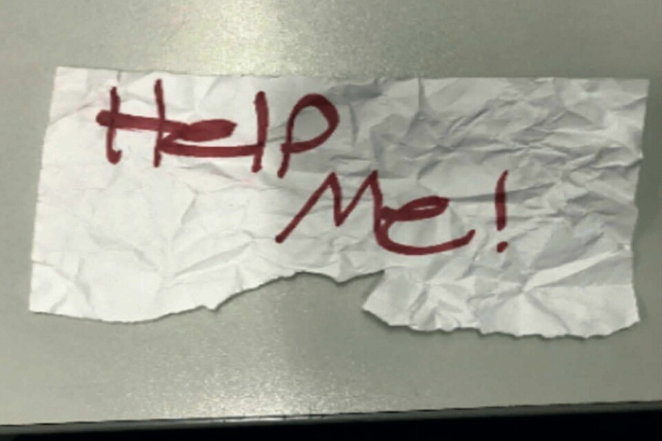 I dette udaterte bildet publisert av justisdepartementet i USA ser man skiltet den kidnappede 13-åringen brukte. In this undated photo released by the U.S Department of Justice is a 'Help Me!' sign used by a 13-year-old girl kidnapped in Texas. The girl was rescued in Southern California on July 9, 2023, when passersby saw her hold up the sign in a parked car, police said. The rescue occurred in Long Beach when officers responded to a trouble call and found the 'visibly emotional and distressed girl,' police said in a press release Thursday, July 20. (U.S. Department of Justice via AP)