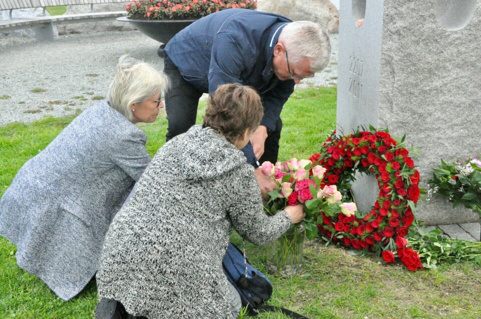 Thorild Sandvik legger ned blomster for datteren sin, Marianne Sandvik, som døde på Utøya. En dame som legger ned blomster.