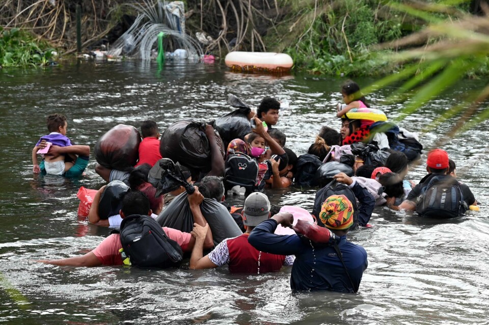 Migranter forsøker å komme seg til USA fra Mexico ved å krysse Rio Grande. Den formelle avslutningen på den nasjonale vocid-19-helsekrisen i USA førte til høyt tryk av migranter på grensen i mai. Migranter forsøker å komme seg til USA fra Mexico ved å krysse Rio Grande.