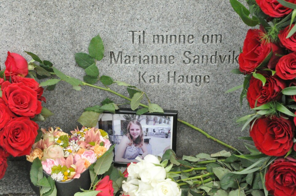 Her minnes de Marianne Sandvik og Kai Hauge som døde den 22. juli. En stein hvor det står 'Til minne om Marianne Sandvik, Kai Hauge'.
