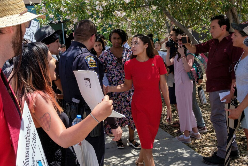 Kongressmedlem Alexandria Ocasio-Cortez gikk hardt ut mot forholdene i migrasjonsleirene i Texas i 2019. Kongressmedlem Alexandria Ocasio-Cortez gikk hardt ut mot forholdene i migrasjonsleirene i Texas i 2019.