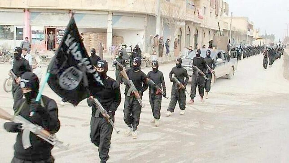 Flere norske statsborgere i Syria skal ha kjempet for islamistgruppen ISIL, som har tette bånd til al-Qaida. Her fra en marsj i den syriske byen Raqqa. Bildet er trolig tatt i januar i år. FOTO: AP/NTB SCANPIX