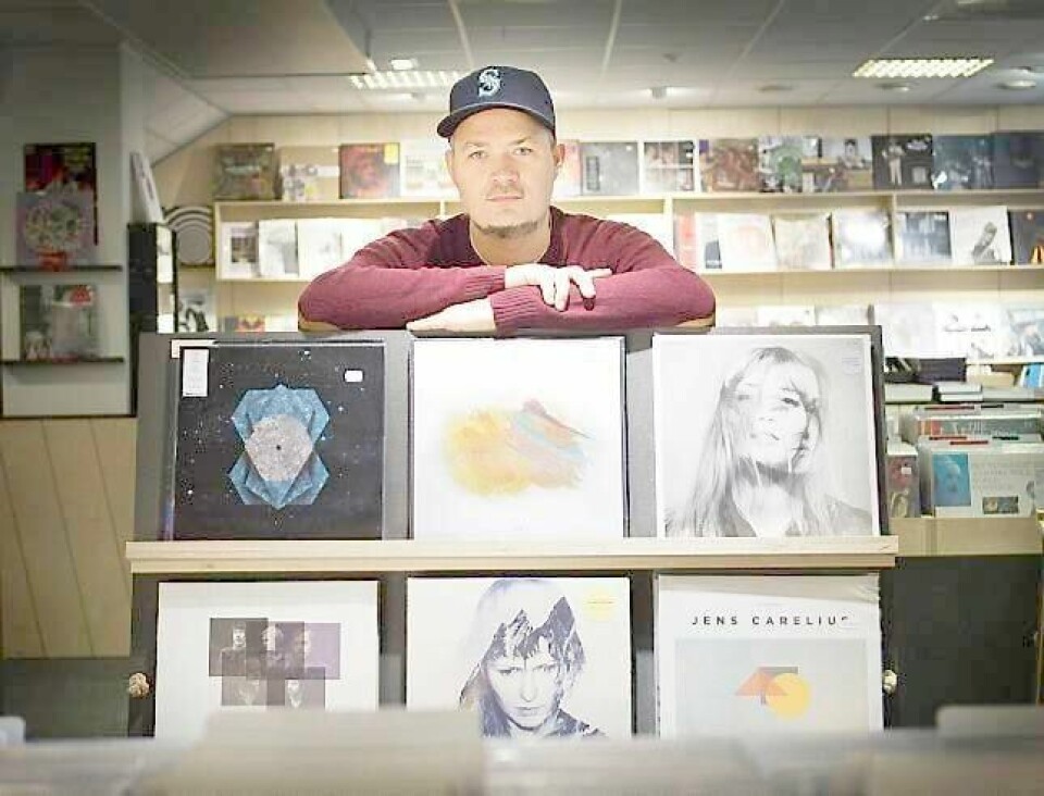 Erik Jansen i platebutikken med noen av sine utgivelser, den kritikerroste nye til Bow To Each Other, og de prisnominerte Atlanter og Mona & Maria.