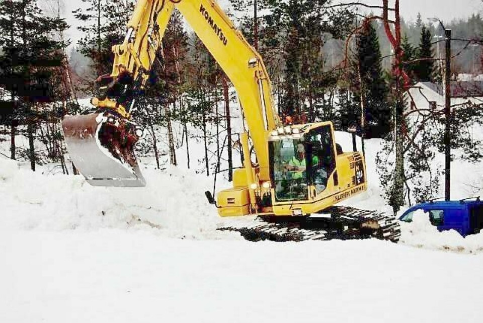 Søndag kveld starter jobben med å frakte nærmere 300 lastebillass med snø fra haugen på Konnerud. Over 5.000 kubikk med snø skal sørge for at verdensstjernene får gode forhold til skisprinten på onsdag. FOTO: RONNY JOHNSEN