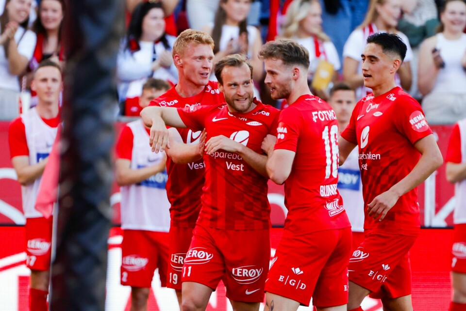 Bård Finne jublet med lagkameratene sine etter å ha gjort 1-0 mot Sandefjord. Bård Finne jublet med lagkameratene sine etter å ha gjort 1-0 mot Sandefjord. Foto: Paul S. Amundsen / NTB