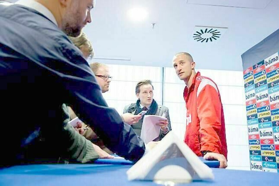 Brede Hangeland møtte norske medier i Praha i går kveld. FOTO: HÅKON MOSVOLD LARSEN/NTB SCANPIX