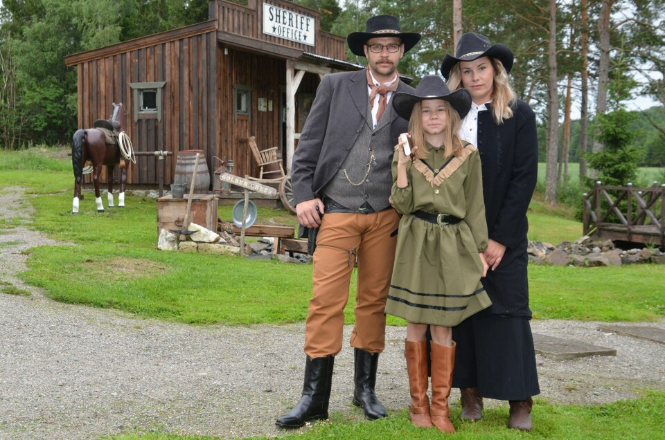 Rundt grillen på tunet tok ideen fyr. Få år senere er familien Siemsen Larsen og Fredstad i ferd med å realisere sin egen westernlandsby. Rundt grillen på tunet tok ideen fyr. Få år senere er familien Siemsen Larsen og Fredstad i ferd med å realisere sin egen westernlandsby.