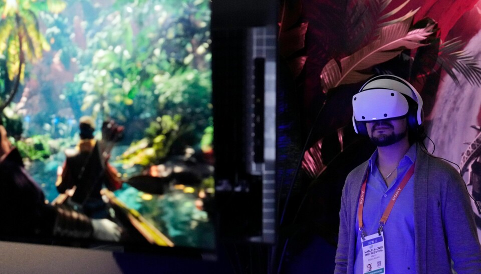 En deltaker prøver ut PlayStations VR 2 headset under en konferanse i Las Vegas i januar. En deltaker prøver ut PlayStations VR 2 headset under en konferanse i Las Vegas i januar.