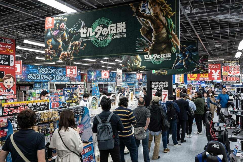 Folk stod i kø verden over når spillgiganten Nintendo slapp siste utgave i Zelda-serien i mai i år. Her står ihugga fans i kø i Japan. Flere og flere spillprodusenter bruker kunstig intelligens i produksjonen av spillene sine. Folk sto i kø verden over når Nintendo slapp siste spill i Zelda-serien i år. Flere og flere spillgiganter tar i bruk kunstig intelligens i spillproduksjonen.