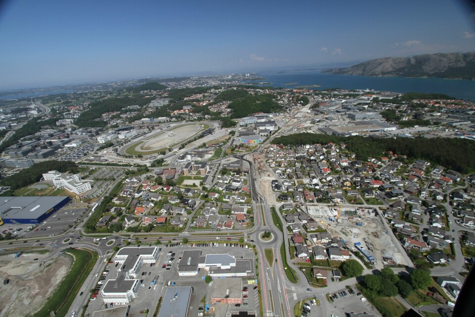 Forus-området utgjør sørligste del Stavanger kommune, grenser i sør mot Sandnes, i nord/vest mot Jåttå, Godeset og Gausel, i vest mot Sola og i øst mot Gandsfjorden. Forus-området utgjør sørligste del Stavanger kommune, grenser i sør mot Sandnes, i nord/vest mot Jåttå, Godeset og Gausel, i vest mot Sola og i øst mot Gandsfjorden.