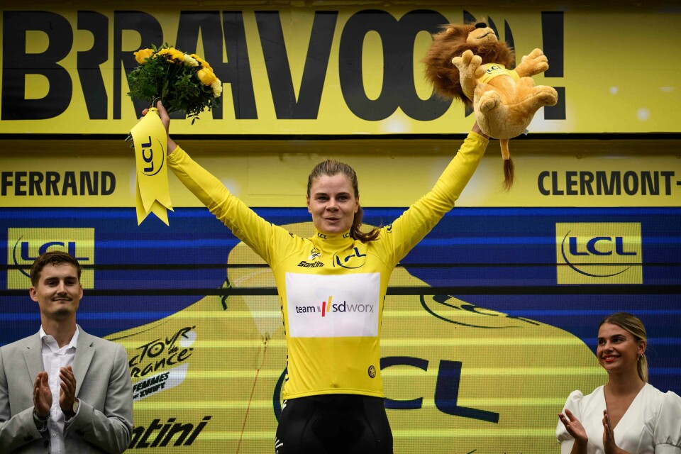 Lotte Kopecky vant den første etappen av kvinnenes Tour de France, og kunne ikle seg den gule ledertrøyen. Lotte Kopecky vant den første etappen av kvinnenes Tour de France, og kunne ikle seg den gule ledertrøyen.