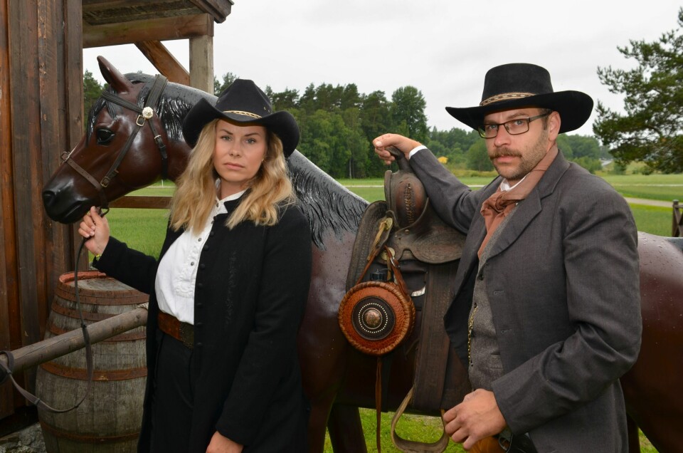 Cowboyhatter, lærstøvler, vest, lommeur, halstørkle og westernkjole. Anette Siemsen Larsen og Leif-Åge Fredstad i Trøgstad er opptatt av detaljer. Cowboyhatter, lærstøvler, vest, lommeur, halstørkle og westernkjole. Anette Siemsen Larsen og Leif-Åge Fredstad i Trøgstad er opptatt av detaljer.