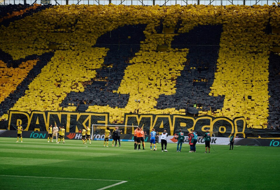 Den gule veggen på Dortmunds hjemmebane hyllet Marco Reus før avspark. Den gule veggen på Dortmunds hjemmebane hyllet Marco Reus før avspark. Foto: Bernd Thissen / dpa via AP / NTB