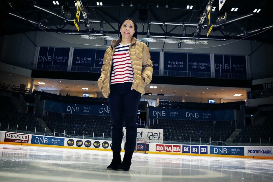 Denne kvinnen er i likhet med de andre søkerne på glattisen når de skal framføre en monolog foran juryemedlemmer. Seansen skal foregå i DNB Arena.