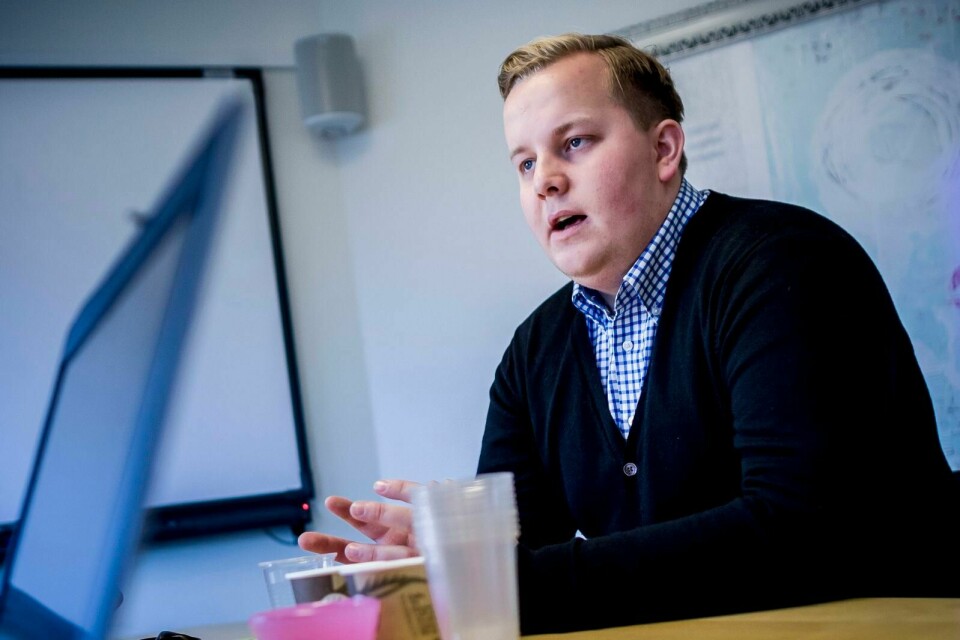Eirik Faret Sakkariassen (SV) mener bestemt at dersom en fastlege ikke vil utføre jobben med å henvise pasienter til abort, bør han eller hun finne seg en annen legejobb. Han forteller at han er med i Facebook-gruppen «menn som reserverer seg mot reservasjonsleger» for å vise solidaritet. Han synes det er fint at mennene engasjerer seg og tar standpunkt.
