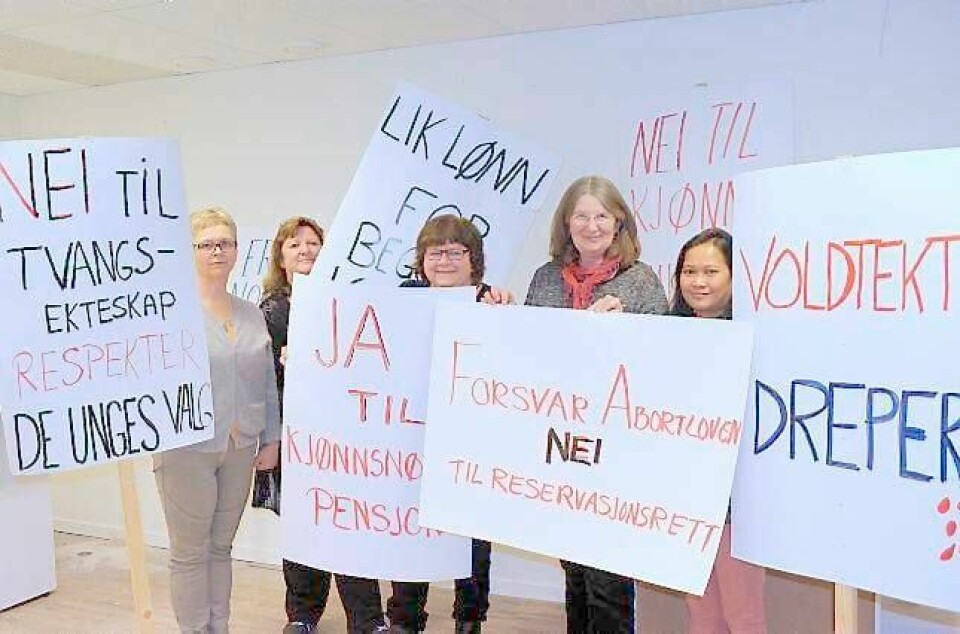 Liv Elisabeth Havnerås (f.v.), Ann Kristin Strandmoe, Liv Lyng, Elisabeth Øijord og Maria Cecelia Ingles i 8. mars-komiteen i Drammen synes det er viktig å markere at kvinnedagen fortsatt er en kampdag. Nå håper de på rekordoppmøte i årets demonstrasjonstog. FOTO: PERNILLE VESTENGEN