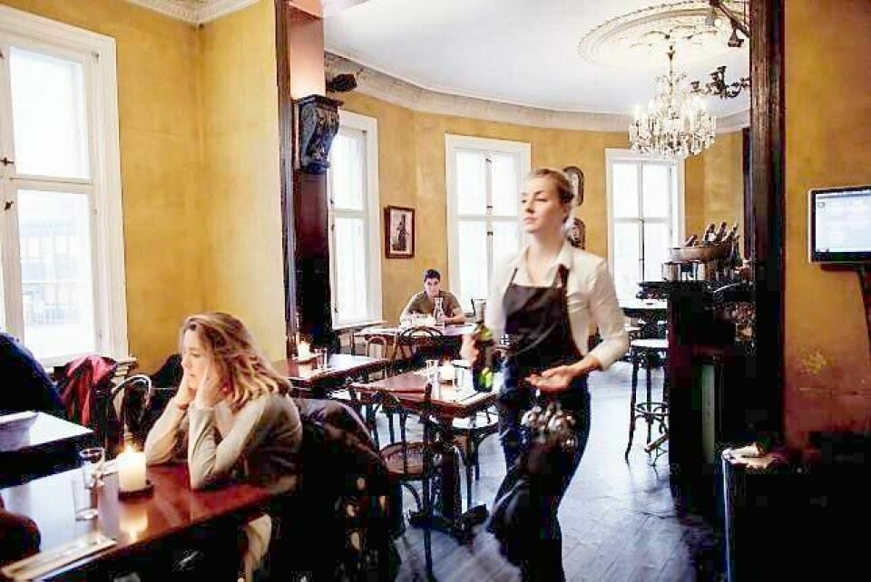 Det brune, tunge og wieneraktige interiøret til Tekehtopa kler den nye rustikke bondekostmenyen. FOTO: HILDE UNOSEN