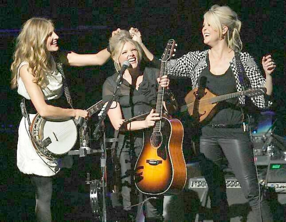 Natalie Maines (i midten), og søstrene Martie Maguire og Emily Robison er på veien igjen etter mange års pause. 18. mars kommer de til Oslo Spektrum. Det er fortsatt noen billetter igjen til konserten. FOTO: GUS RUELAS/NTB SCANPIX