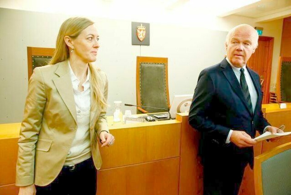 Forsvarer Jens-Ove Hagen og etterforskningsleder Helle Kristin Gulseth fra Spesialenheten før rettsmøtet tirsdag. Retten tok tirsdag stilling til om den siktede politimannen Eirik Jensen skal sitte i isolasjon i to nye uker eller ikke. FOTO: HEIKO JUNGE/NTB SCANPIX
