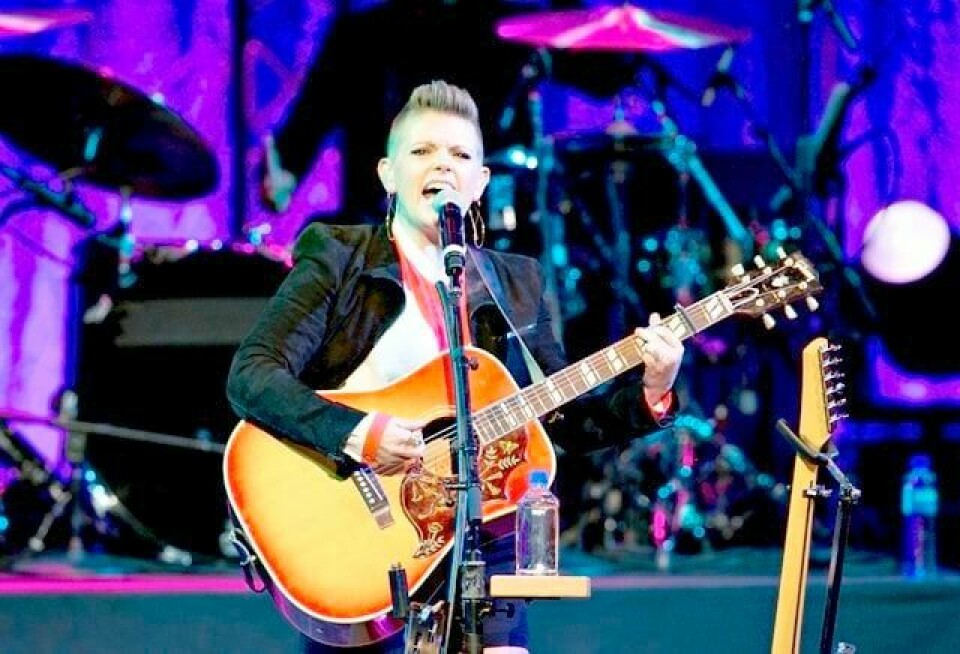 Natalie Maines med sin nye «Bernhoft-look». Konserten med Dixie Chicks i Oslo ble et fint første møte med et av Amerikas største band. FOTO: ANETTE KARLSEN/NTB SCANPIX