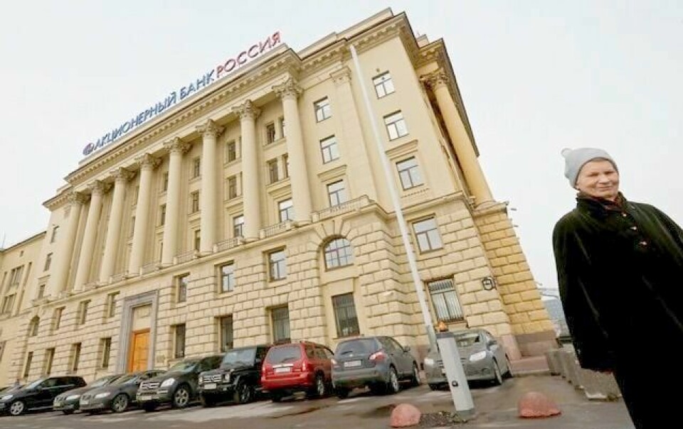 Russerne vil merke sanksjonene på kroppen, mener eksperter. Fredag innstilte Visa og MasterCard uten varsel sine tjenester for kunder i banken Bank Rossiya, som USA har satt på sin økonomiske svarteliste fordi flere av bankens aksjeeiere skal ha nær tilknytning til Putin. Bildet viser bankens hovedkontor i St. Petersburg. FOTO: REUTERS/NTB SCANPIX
