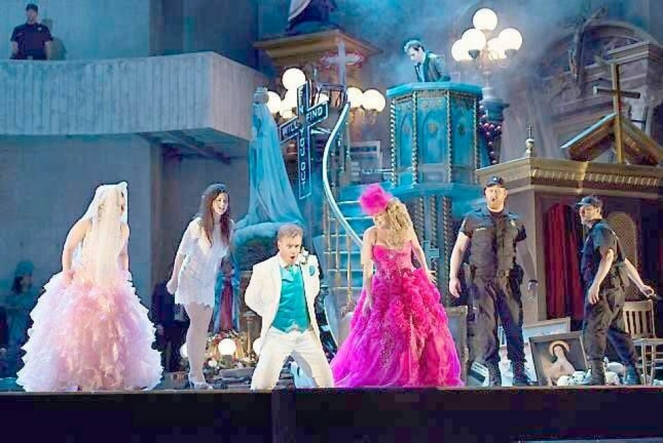 Don Giovanni (her spilt av Espen Langvik) er notorisk skjørtejeger og avhengig av oppmerksomhet. Det fører ham inn i stadig vanskeligere situasjoner.