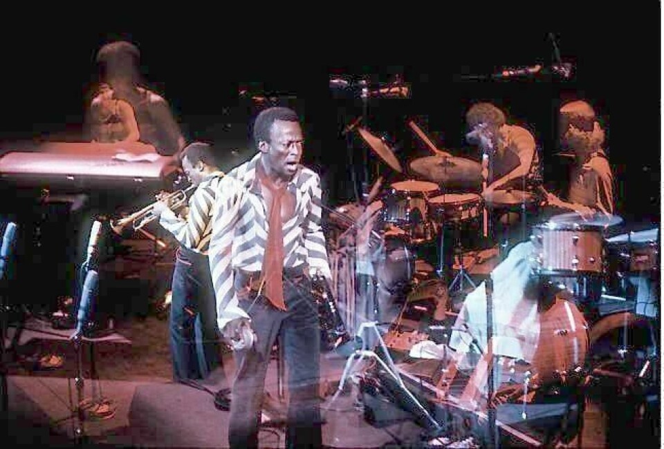 Det kokar med Miles Davis og bandet hans på historiske Fillmore East, her på ein av dei fire konsertane i juni 1970 som no kjem komplett på CD. FOTO: AMALIE R. ROTCHILD/SONY MUSIC