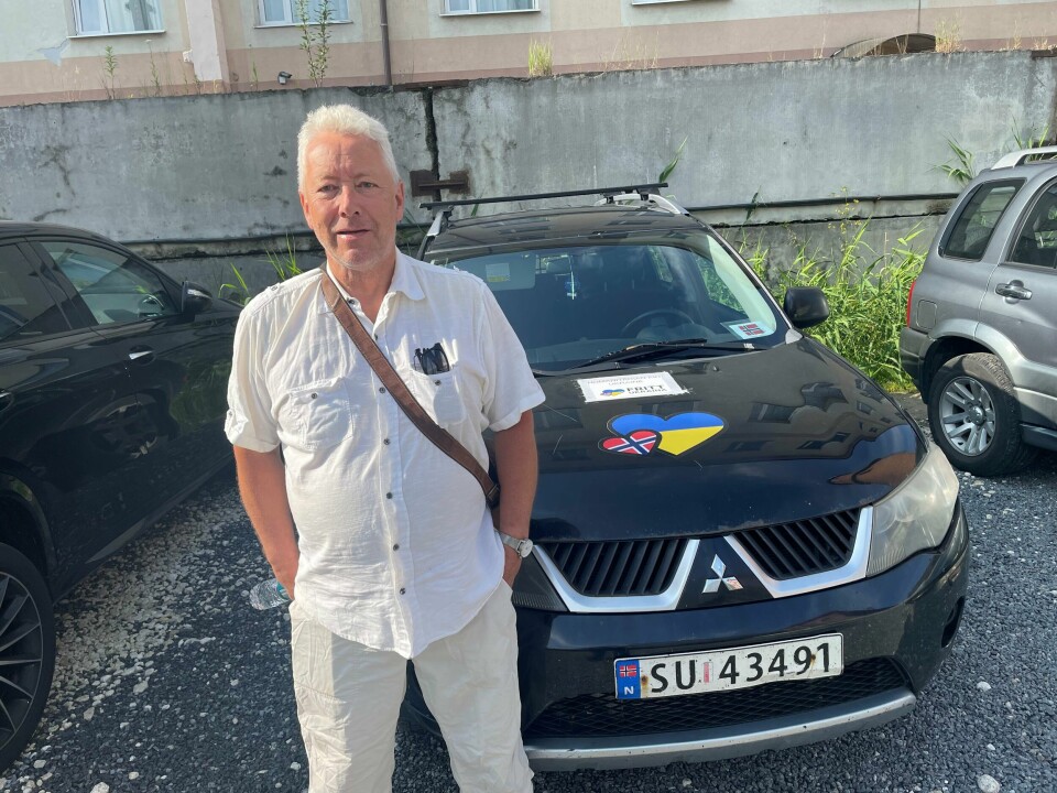 Odd Ivar Seth kjøpte denne bilen for egne penger, og kjørte den ned til Lviv i Ukraina. Det inspirerte Venstre-politiker Tore Wilken Nitter Walaker til å gjøre det samme. Lviv
