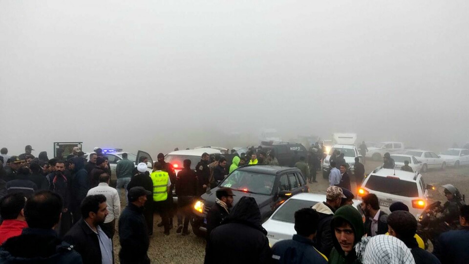 Ifølge iranske medier er det kraftig regn, tøke og vind i området, noe som gjør det vanskelig for nødetatene å lete. Store redningsstyrker fra Røde Halvmåne, militæret og politiet deltar i søket. Det er også tatt i bruk droner. Ifølge iranske medier er det kraftig regn, tøke og vind i området, noe som gjør det vanskelig for nødetatene å lete. Store redningsstyrker fra Røde Halvmåne, militæret og politiet deltar i søket. Det er også tatt i bruk droner. Foto: Azin Haghighi / Moj News Agency via AP / NTB