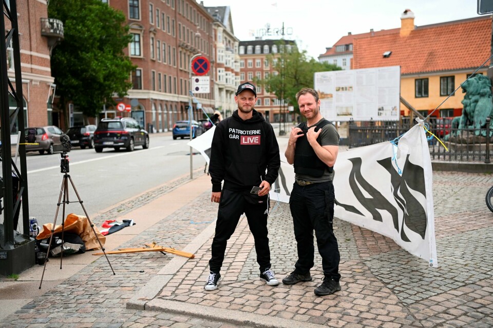 Aktivister fra Danske Patrioter, satte mandag fyr på en koran, islams hellige bok, foran den irakiske ambassaden i København. Koran