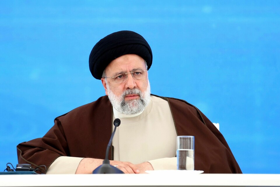 President Ebrahim Raisi er konservativ og ledet tidligere Irans rettsvesen. Han blir sett på som en protesjé av Irans øverste leder ayatolla Ali Khamenei, og noen eksperter har antydet at Raisi kan komme til å erstatte 85-åringen etter hans død eller fratredelse. President Ebrahim Raisi er konservativ og ledet tidligere Irans rettsvesen. Han blir sett på som en protesjé av Irans øverste leder ayatolla Ali Khamenei, og noen eksperter har antydet at Raisi kan komme til å erstatte 85-åringen etter hans død eller fratredelse. Arkivfoto: Irans presidentkontor via AP / NTB