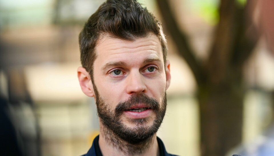 Rødt-leder Bjørnar Moxnes kommenterer tyveriet av solbriller på Gardermoen i et møte med pressen utenfor Rødts kontor i Oslo lørdag. Rødt-leder Bjørnar Moxnes kommenterer tyveriet av solbriller på Gardermoen i et møte med pressen utenfor Rødts kontor i Oslo lørdag.