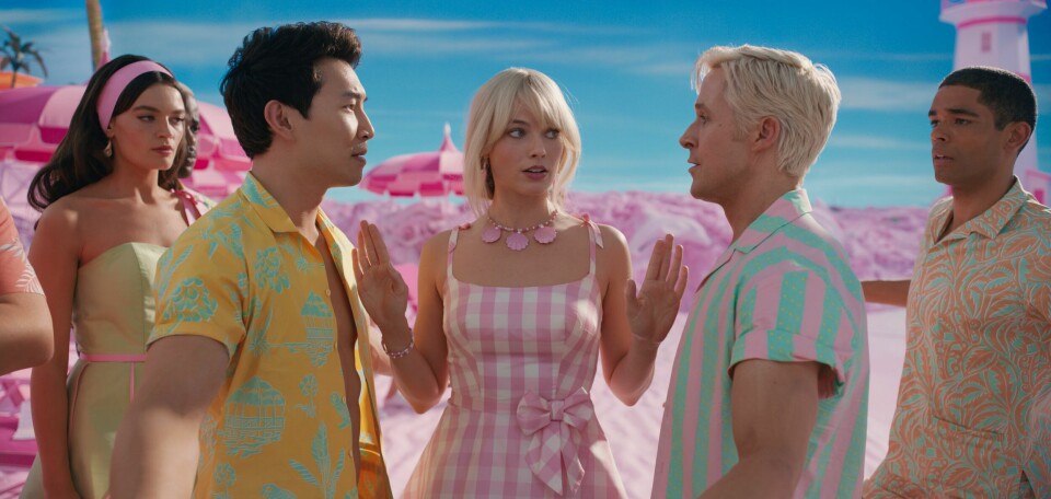 Barbie og Ken, spilt av Margot Robbie og Ryan Gosling. Andre kjente skuespillere med i komedien er Will Ferrell og Kate McKinnon. Filmen er regissert av Greta Gerwig. «Barbie» har norsk kinopremiere 21. juli. Barbie og Ken, spilt av Margot Robbie og Ryan Gosling. Andre kjente skuespillere med i komedien er Will Ferrell og Kate McKinnon. Filmen er regissert av Greta Gerwig. «Barbie» har norsk kinopremiere 21. juli.