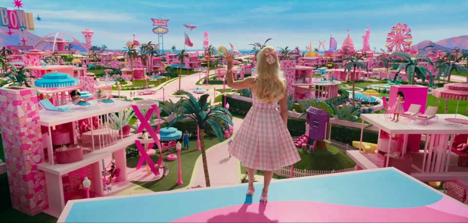 Produksjonen av filmens Barbieland trengte så mye knallrosa at en global malingprodusent på et tidspunkt tømte verden (!) for denne fargen. Produksjonen av filmens Barbieland trengte så mye knallrosa at en global malingprodusent på et tidspunkt tømte verden (!) for denne fargen.