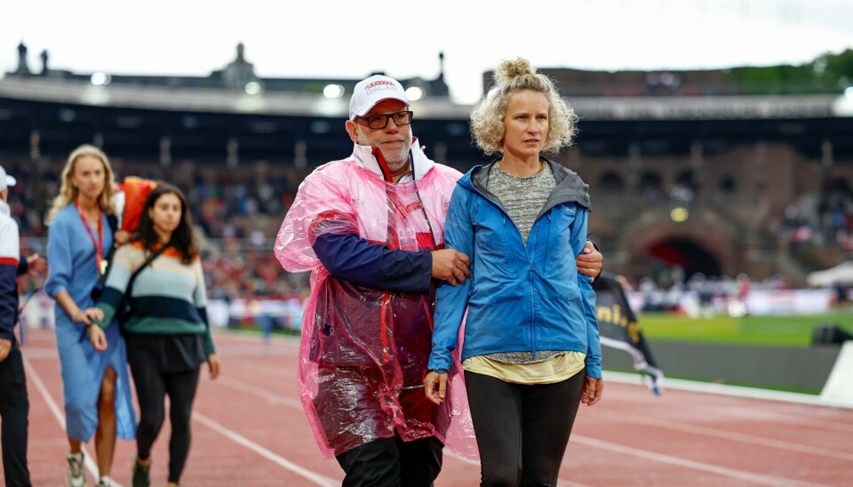 Miljøaktivister ble geleidet av banen etter at de sperret for flere av hekkeløperne på oppløpet under Diamond League-stevnet i Stockholm søndag kveld. Miljøaktivister ble geleidet av banen etter at de sperret for flere av hekkeløperne på oppløpet under Diamond League-stevnet i Stockholm søndag kveld. Foto: Fredrik Persson / TT / NTB
