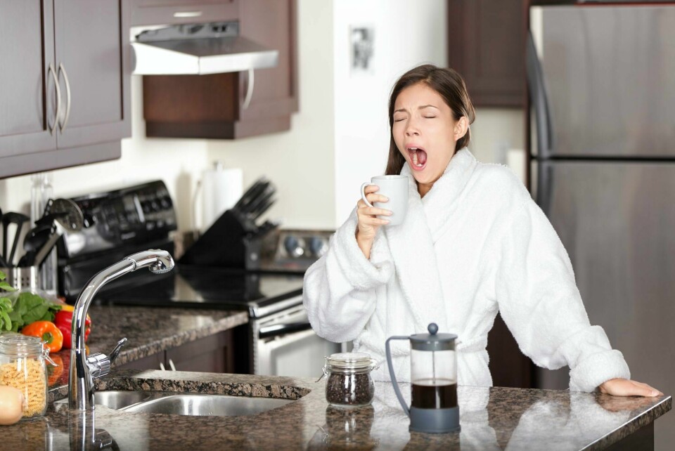 Mange er avhengig av en kopp kaffe om morgenen for å komme i gang. Men det er ikke nødvendigvis koffeinet som får deg i gang. Kaffe. Kaffedrikker. Kaffekopp. Gjesping. Trøtt. Koffein. Kaffeslave. Kaffeelsker. Morgenfugl. Kjøkkenbenk. Placebo. Kjøkken. Illustrasjonsfoto.
