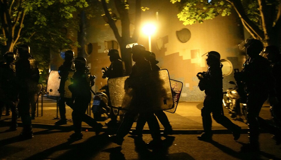 Politistyrker i Paris-forstaden Nanterre natt til søndag. En ordfører i en annen forstad i hovedstaden sier huset hans ble angrepet av demonstranter i landets femte natt med uro. Politistyrker i Paris-forstaden Nanterre natt til søndag. En ordfører i en annen forstad i hovedstaden sier huset hans ble angrepet av demonstranter i landets femte natt med uro. Foto: Lewis Joly / AP / NTB