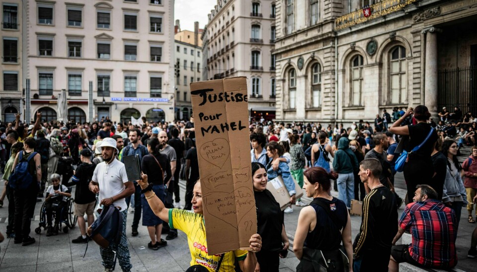 En demonstrant holder et plakat med teksten «Justice for Nahel» mens folk samles på Lyon Terreaux-plassen i Lyon, sørøst i Frankrike, 30. juni 2023 En demonstrant holder et plakat med teksten «Justice for Nahel» mens folk samles på Lyon Terreaux-plassen i Lyon, sørøst i Frankrike, 30. juni 2023