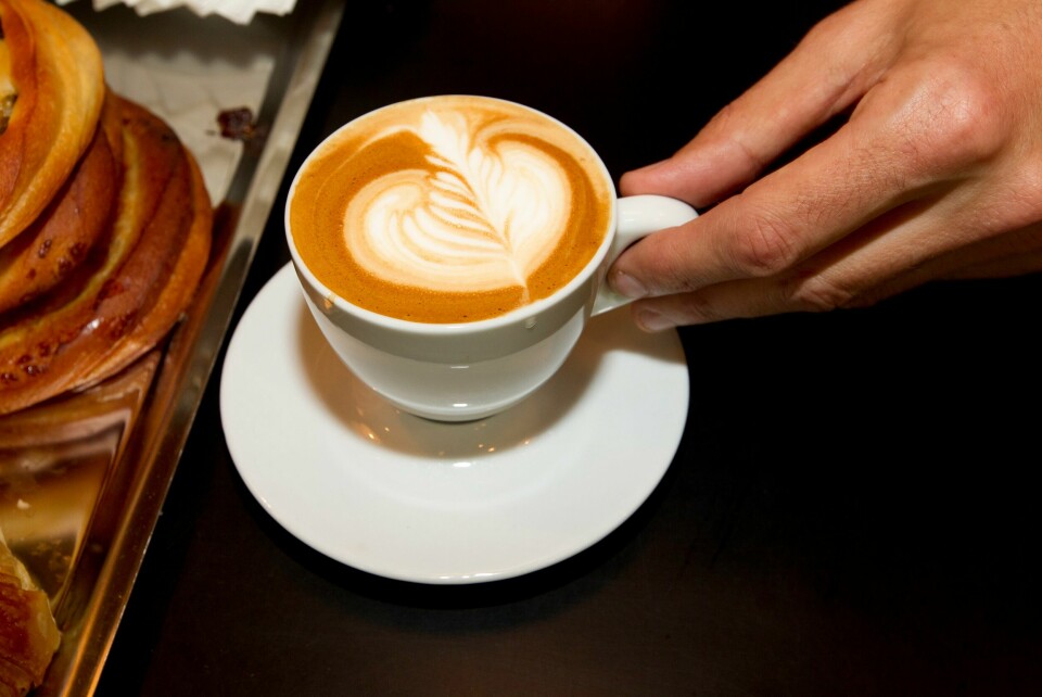 Kaffe er et viktig morgenrituale for mange. Forskning viser igjen sammenheng mellom kaffeinntak og mindre risiko for demens. – Det hadde vært fantastisk om vi i framtiden fikk et stort forsøk som kunne bevise dette en gang for alle, men jeg tviler på at det skjer, sier professor emeritus Dag Steinar Thelle. Foto: Terje Bendiksby / NTB