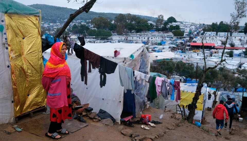 En migrant står utenfor et telt ved utkanten av den overfylte Moria-leiren på den greske øya Lesvos i 2020. Leiren har fått enorm medieoppmerksomhet, og forholdene ble kritisert. En migrant står utenfor et telt ved utkanten av den overfylte Moria-leiren på den greske øya Lesvos i 2020. Leiren har fått enorm medieoppmerksomhet, og forholdene ble kritisert.