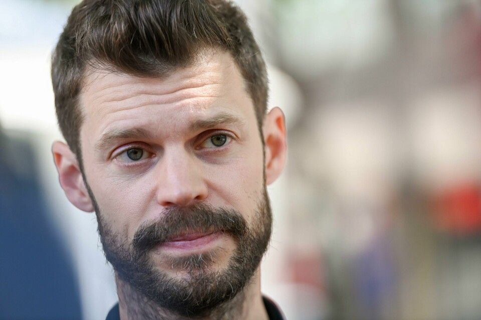 Fylkesleder Kjell Oldeide i Rødt Sogn og Fjordane mener at landsstyret i partiet må ta stilling til om partiets leder Bjørnar Moxnes har tillit. Rødt-leder Bjørnar Moxnes kommenterte tyveriet av solbriller på Gardermoen i et møte med pressen utenfor Sentrum Scene i Oslo lørdag. Foto: Astrid Pedersen / NTB