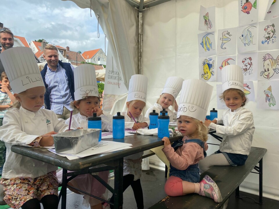 Jentene gleder seg til å få smake på ny mat. V. side av bordet: Lilly (6), Sofia (4), Ella (3) og Ronja (5). H. side: Ingrid (2) og Isabella (5). Jenter som sitter rundt et bord iført kokkehatter og tegner.