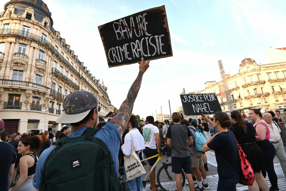 En demonstrant holder opp et skilt med teksten «Rasistisk kriminalitet» i Montpellier, Sør-Frankrike 30. juni. En demonstrant holder opp et skilt med teksten «Rasistisk kriminalitet» i Montpellier, Sør-Frankrike 30. juni.