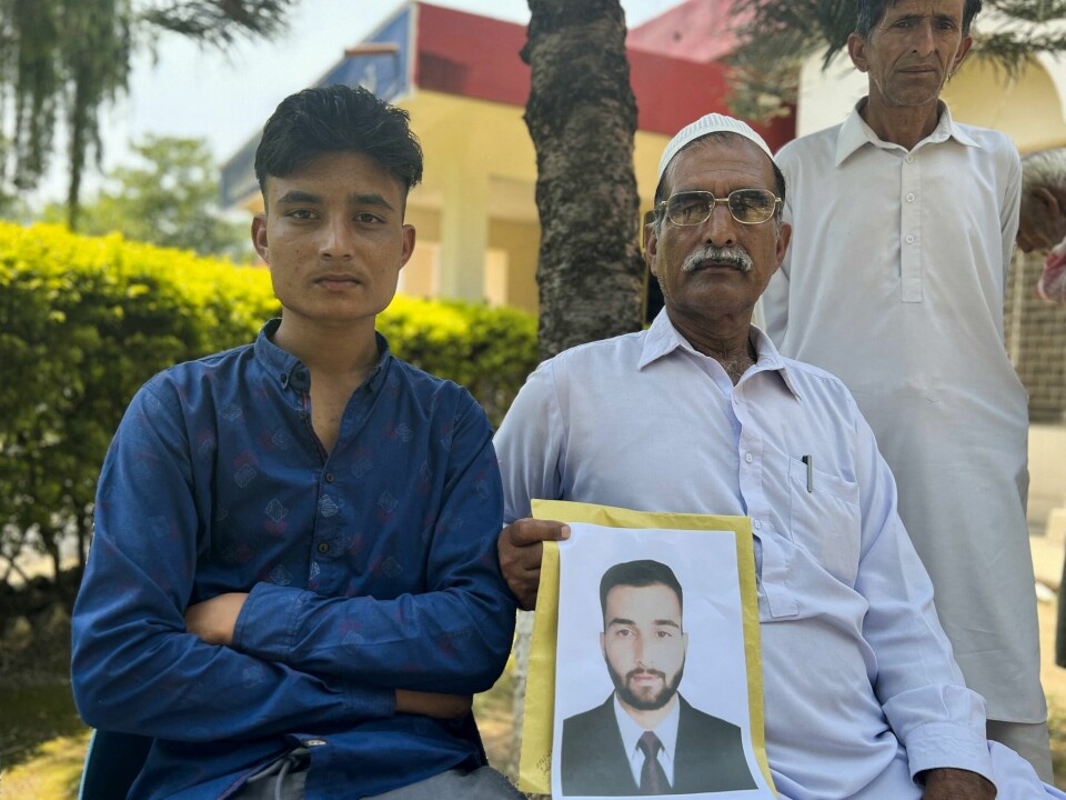 Raja Mohammad Aslam (t.h.) holder opp et bilde av sønnen Sajid Aslam, som er savnet etter at en båt med migranter sank utenfor kysten av Hellas i juni. Raja Mohammad Aslam (t.h.) holder opp et bilde av sønnen Sajid Aslam, som er savnet etter at en båt med migranter sank utenfor kysten av Hellas i juni.