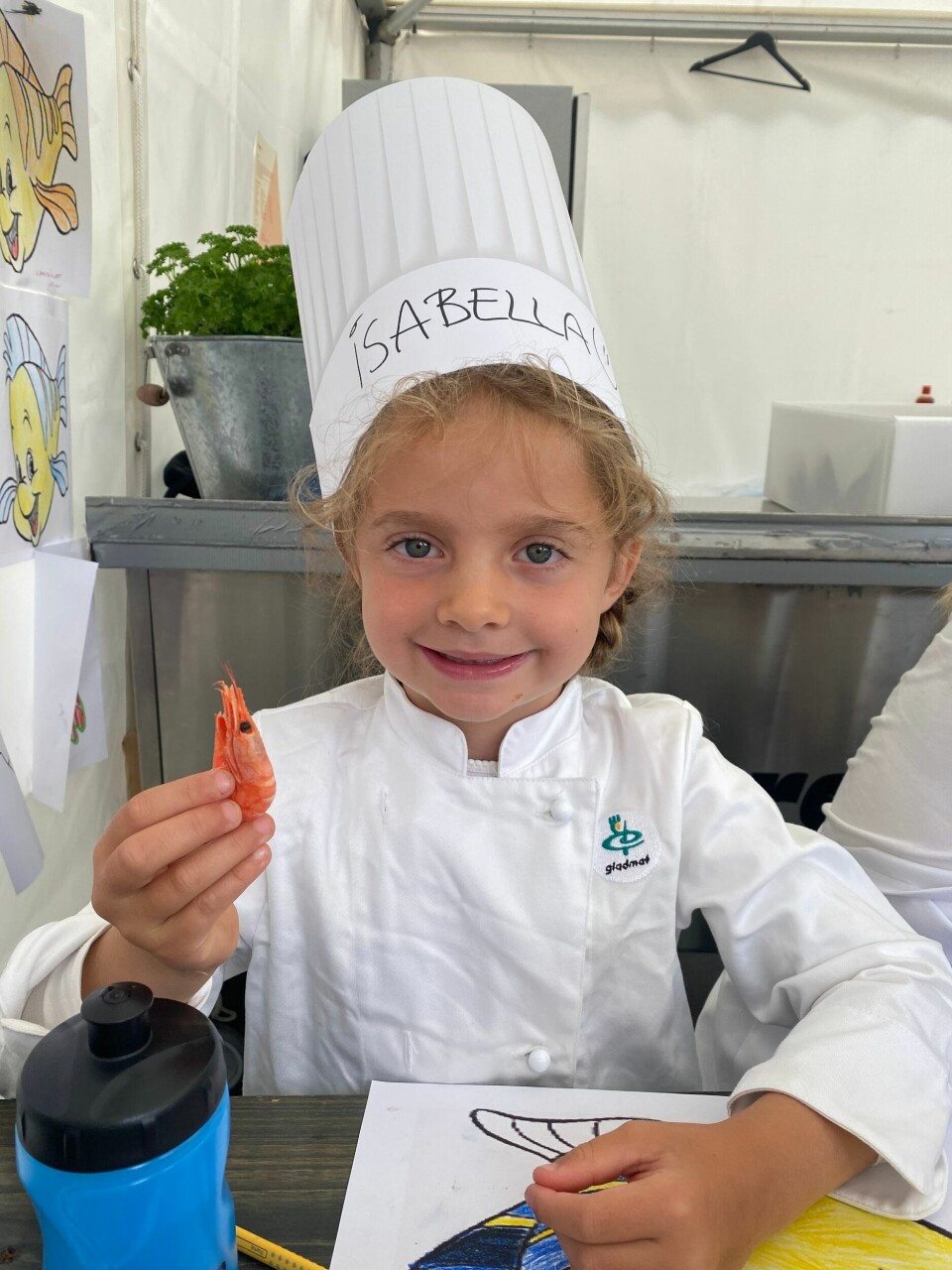 Isabella (5) likte rekene aller best. En jente i kokketøy som holder en reke.