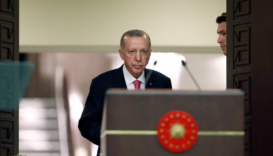 Tyrkias president Recep Tayyip Erdogan sier landet vil motsette seg et svensk Nato-medlemskap så lenge svenskene fortsetter å huse grupper tyrkerne mener er terrorister. En tyrkisk 16-åring er satt bak lås og slå etter å ha blitt funnet skyldig i å ha fornærmet president Recep Tayyip Erdogan. Unggutten skal ha tegnet en Hitler-bart på en plakat av Erdogan og skrevet «fornærmende kommentarer» om ham. Foto: Ali Unal / AP / NTB
